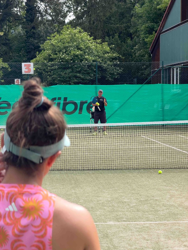 Tennisunterricht mit Trainer auf der Anlage